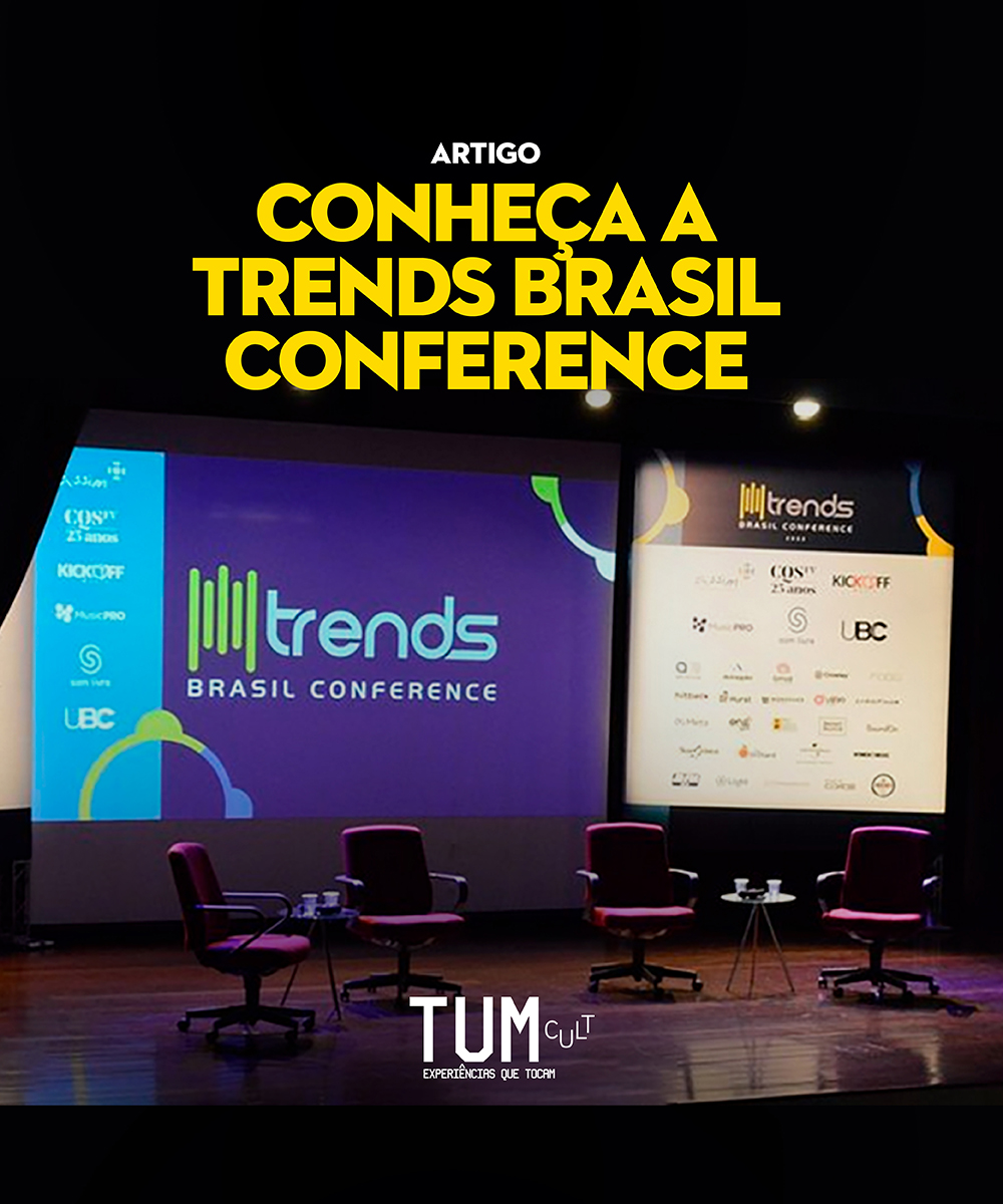 Palco da Trends Brasil Conference com três cadeiras vazias, e um painel de LED com o logo da conferência projetado